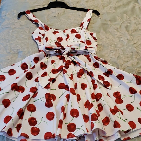 1950's style cherry pattern dress. - Picture 2 of 4